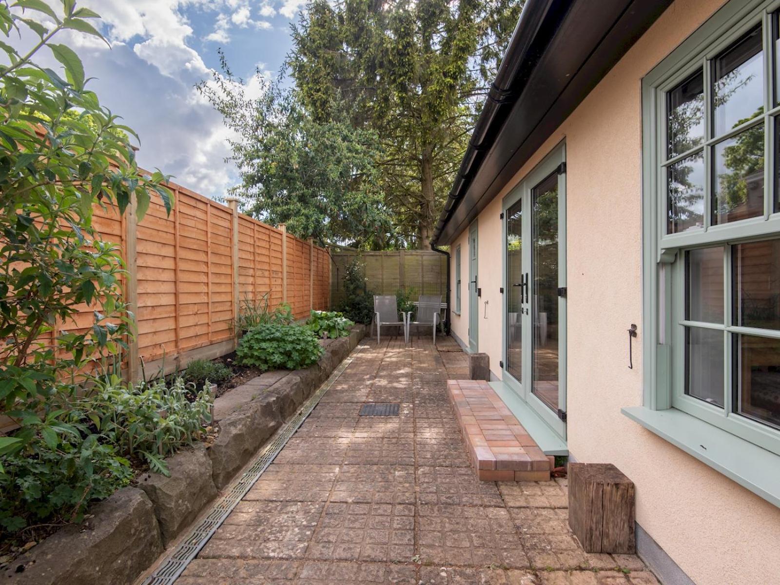 Pass The Keys Charming Garden Cottage With Parking Бат Экстерьер фото
